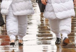 Baju Ini Nyaman Sekali untuk Tidur Saat Traveling, Tapi...