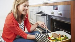 Dengan 5 Trik Ini Memasak Makan Malam Enak Bisa Lebih Praktis