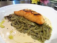 Nyam! Enaknya Menyantap Soba Hijau Bertopping Salmon Panggang