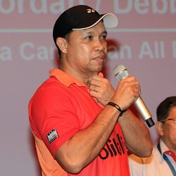 Richard Mainaky Menyusun Origami dengan Tangan Besi