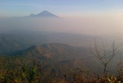 Menatap Lautan Awan dari Puncak Suroloyo di Kulon Progo