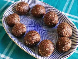 Yuk, Buat Chocolate Truffle dari Kurma dan Kacang yang Legit dan Menyehatkan!