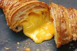 Mana Croissant Telur Asin yang Paling Meleleh?