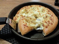 Yummy! Buat Pencinta Pizza, Ada Pizza dengan Topping Durian