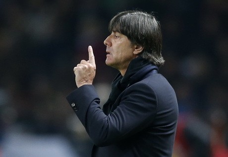 Loew Nilai Inggris Pantas Menang