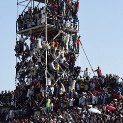 Begini Kalau Stadion Berkapasitas 16 Ribu Didatangi 40 Ribu Penonton