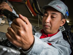 Selama 10 Tahun, Nissan Produksi Mesin GT-R dengan Cara yang Sama, Pakai Tangan Manusia