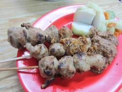 Putra Arema: Empuk Gurih Bakso Bakar Berpadu dengan Saus Kacang