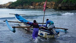 Menilik Aktvitas Nelayan di Pantai Baron