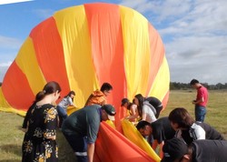Naik Balon Udara, Turunnya Melipat Sleeping Bag Raksasa