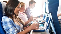 Mau Bawa Bekal Saat Naik Pesawat? Ini Tips dari Pramugari Senior