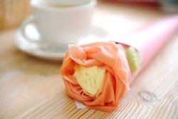 Bunga Kamelia Ini Dirangkai dari Lembaran Crepe Warna Warni