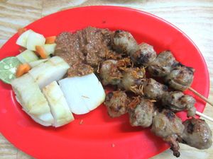 Enaknya Menyantap Bakso Bakar dengan Cocolan Saus Kacang!