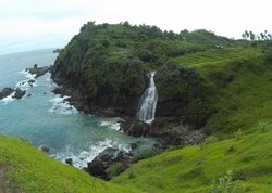 Gunungkidul Juga Punya Air Terjun yang Jatuh ke Laut