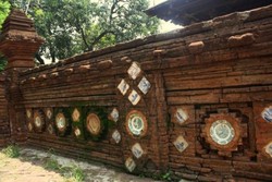 Tembok Keraton Kasepuhan Cirebon yang Berhiaskan Piring Cantik