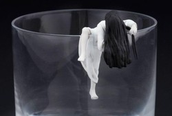 Hii! Ada Sadako dan Kayako Bergantungan di Permukaan Gelas Ini
