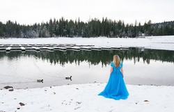 Cantik! Traveler Keliling Dunia dengan Kostum Cinderella