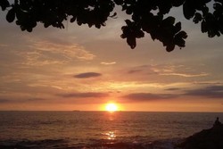 Matahari Terbenam di Pantai Padang yang Cantik Jelita