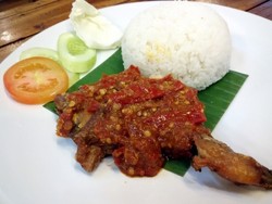 Huah! Ayam Penyet yang Pedas Menyengat BIsa Dinikmati di 7 Rumah Makan Ini
