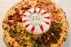 Wow, Pizza Ini Diberi Topping Semangka Hingga Kue Ulang Tahun!
