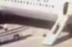 Tarik Seluncuran Darurat, Pramugari Maskapai AS Dipecat