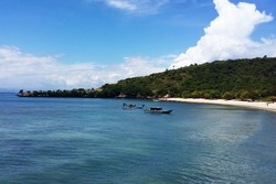 Ke Lombok Yuk, Ada Pantai Berwarna Pink!