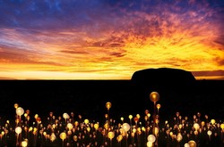 Ribuan Bunga Cahaya Hias Ayers Rock di Australia