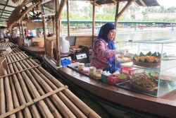Yang Unik di Floating Market Lembang, Jajan Pakai Koin!