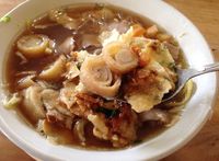 Mencoba Soto Mie Hangat dengan Isian Komplet Racikan Teh Usy