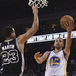 Kalahkan Spurs, Warriors Raih Kemenangan ke-70