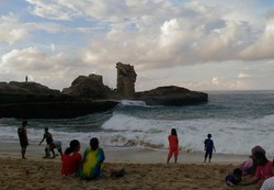 2 Destinasi Wajib di Pacitan, Pantai Klayar & Gua Gong