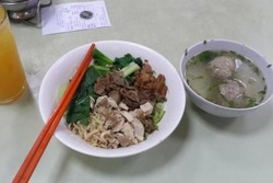 Wisata Kuliner Legendaris ke Bakmi Gang Kelinci, Maknyus!