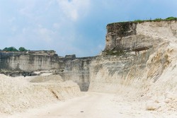 Tambang Kapur Fotogenik di Madura, Bukit Jaddih