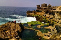 Pantai Kedung Tumpang, yang Populer di Tulungagung