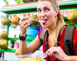 Inilah 5 Sayuran dan Buah yang Bisa Jadi Camilan Sehat Saat Traveling