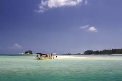 Berburu Pulau Pasir di Tengah Laut Belitung