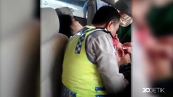 Video Polisi Bantu Istri TNI Melahirkan di Mobil