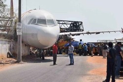 Diangkut Pakai Crane, Pesawat di India Terjatuh Dari Ketinggian 18 Meter