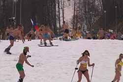 Ketika Seribuan Traveler Main Ski Pakai Bikini di Rusia