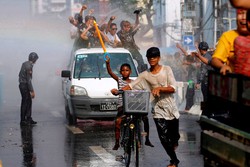 Festival Air di Myanmar, Seru Banget!