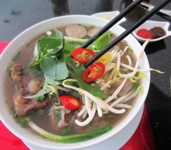Nikmati Pho Vietnam yang Hangat Gurih di 5 Tempat Ini