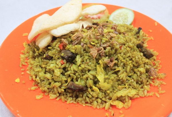 Gurih Berempah Nasi Goreng Kambing dengan Aroma Kari Gurih Berempah Nasi Goreng Kambing dengan Aroma Kari