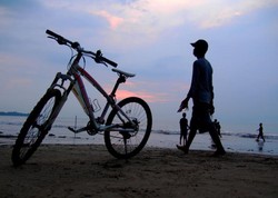 Bersepeda, Cara Asyik Nikmati Keindahan Pantai Carita