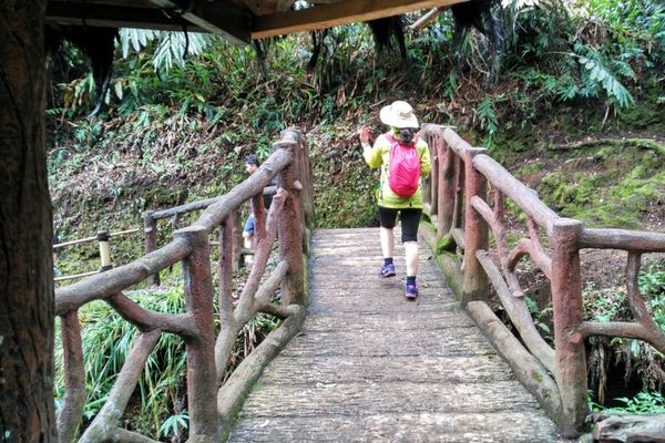 Jembatan Sangkuriang yang Mungil di Kawah Domas