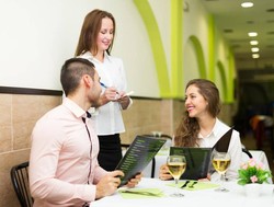 Saat Makan di Restoran, Hindari Memesan 5 Hal Tak Perlu Ini