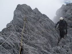 Hiportemia, Badai Salju & Suhu Ekstrem di Puncak Carstensz