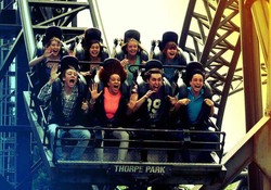 Roller Coaster dengan Gergaji Bertema Saw, Ngeri!
