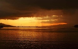 Sunset Indah Kala Menyeberang di Perairan Ambon