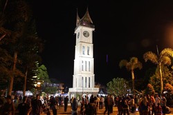 Semarak Meriah Suasana Jam Gadang di Malam Hari