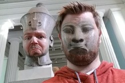 Hal Paling Konyol Liburan di Museum, Face Swap dengan Patung!
